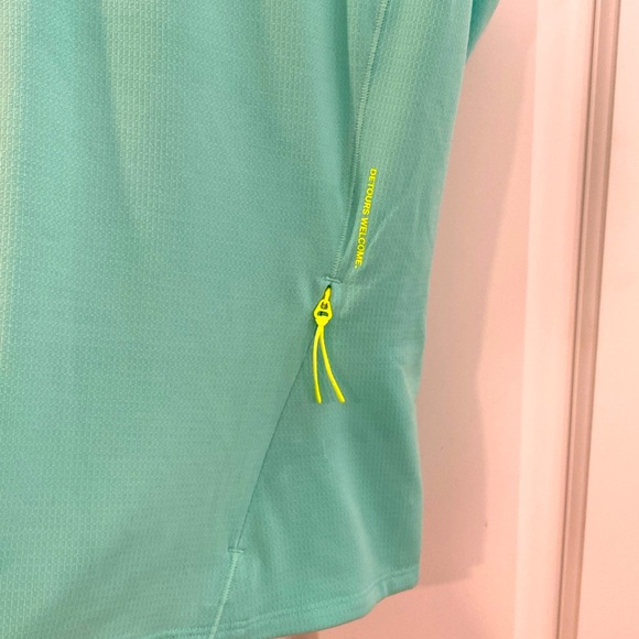 Lululemon tank top. Size 6. Small zipper pocket in the front. Turquoise colour. - Picture 2 of 5